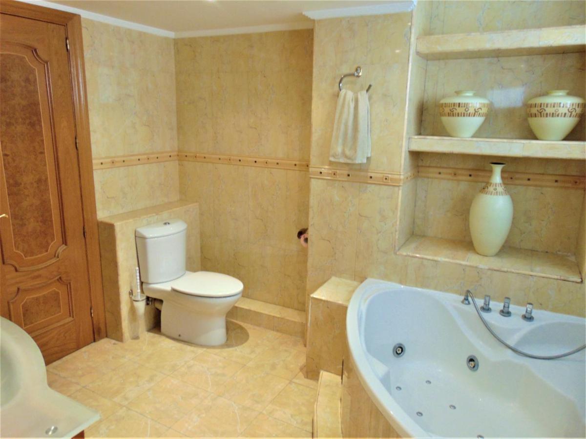 Beachfront, Two Bed- & Bathrooms, Private Parking Leilighet Fuengirola