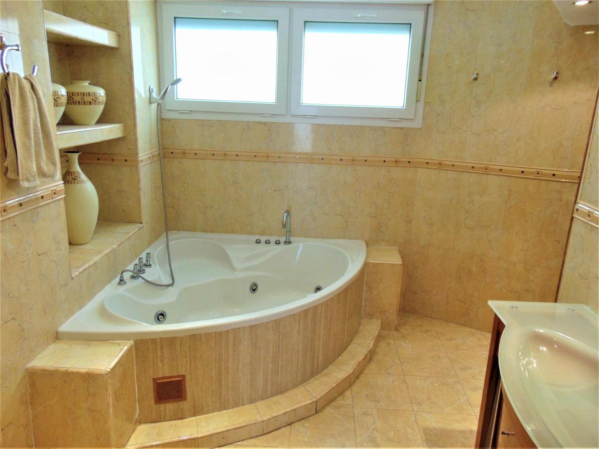 Leilighet Beachfront, Two Bed- & Bathrooms, Private Parking