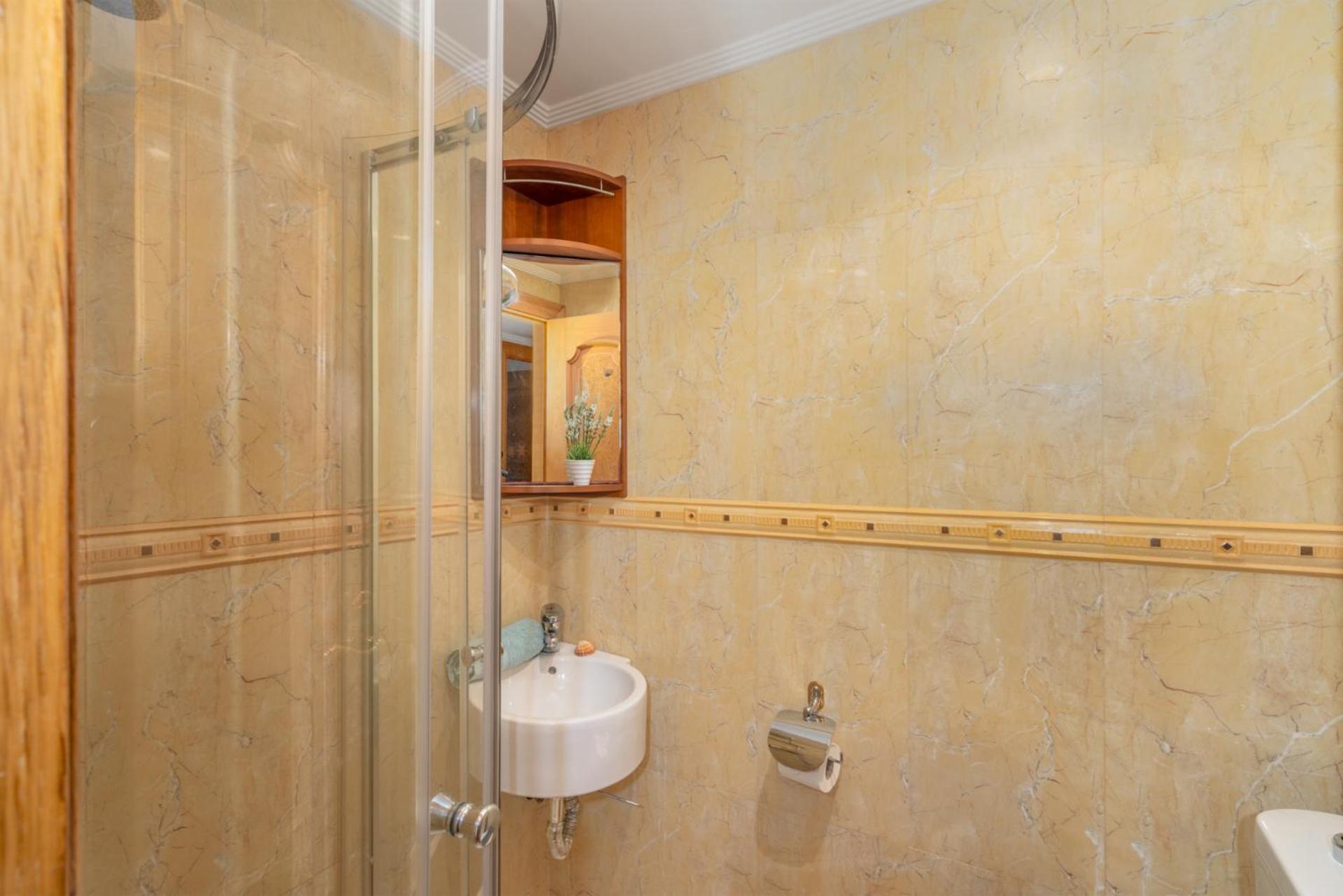 Beachfront, Two Bed- & Bathrooms, Private Parking Leilighet *