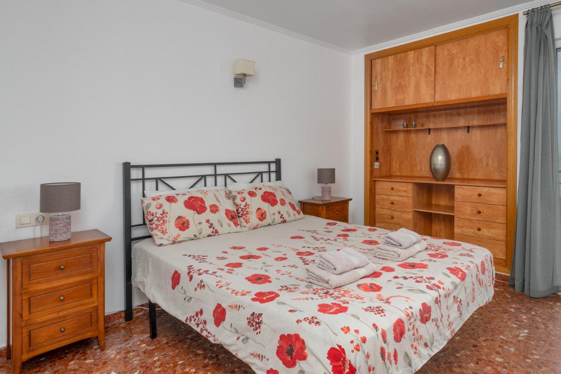 Beachfront, Two Bed- & Bathrooms, Private Parking Leilighet Fuengirola