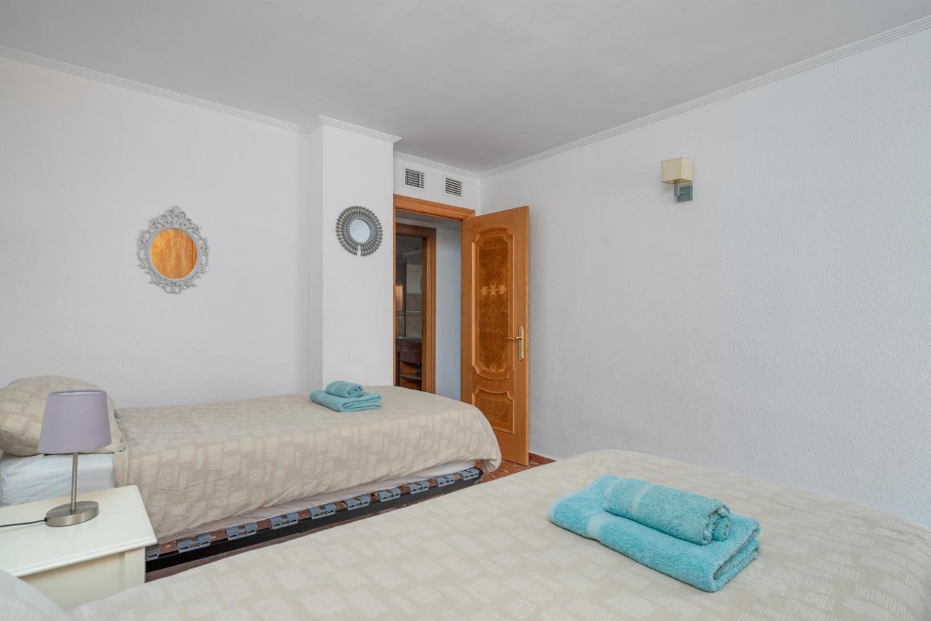 Beachfront, Two Bed- & Bathrooms, Private Parking Leilighet *