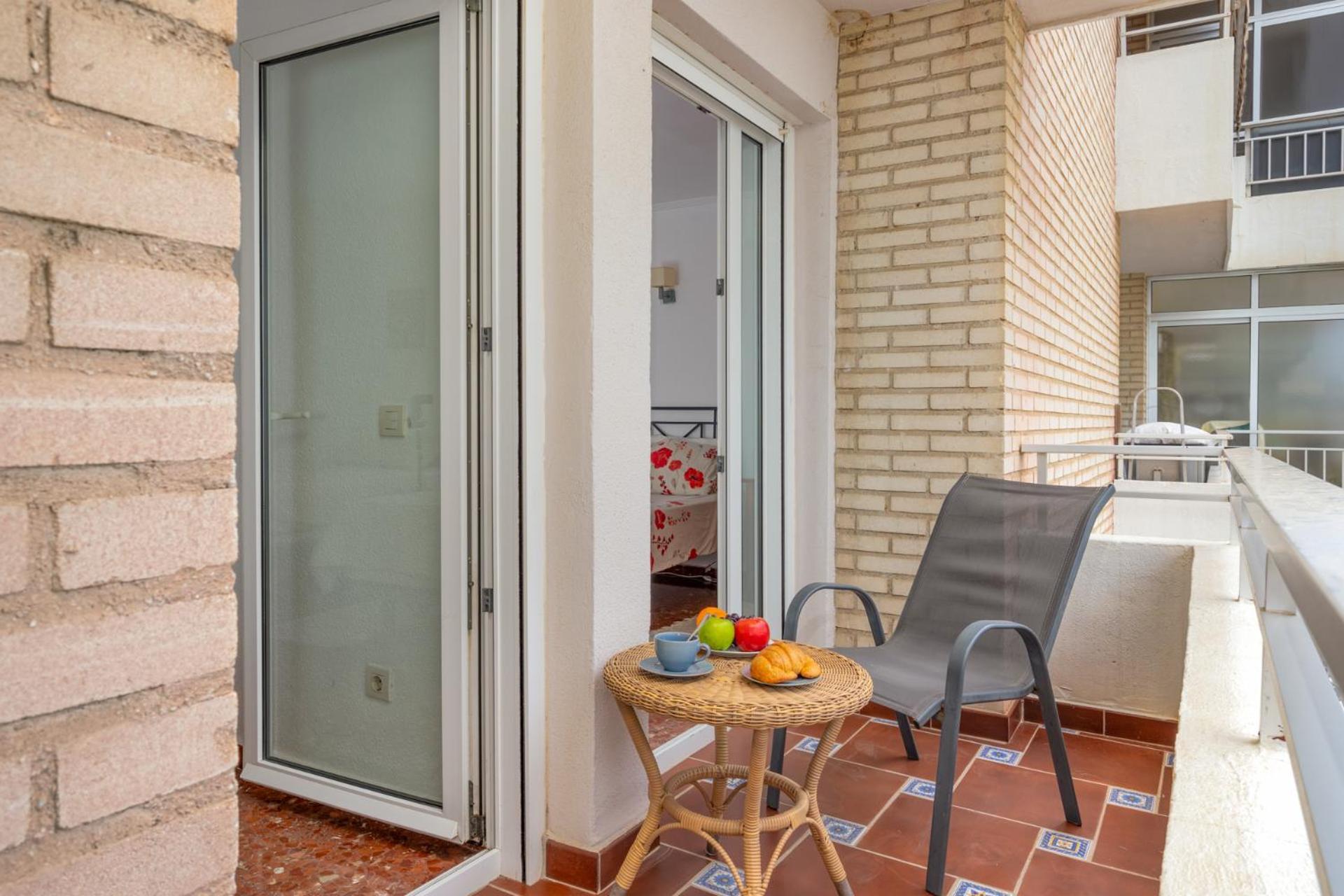 Beachfront, Two Bed- & Bathrooms, Private Parking Apartment *